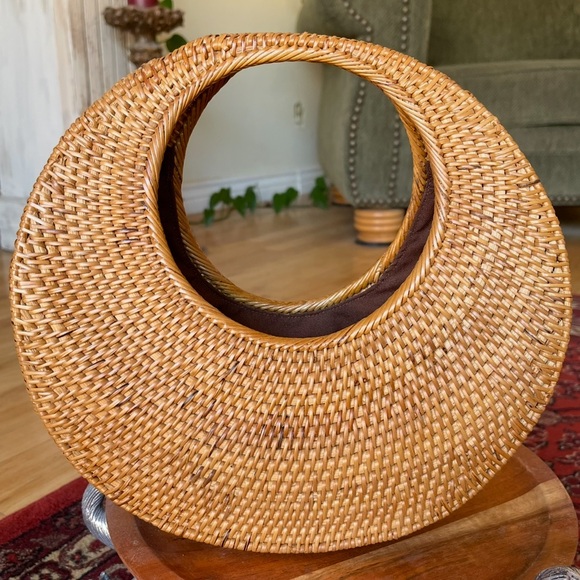 AQUA (?) Via Bloomingdale’s Wicker Rattan Purse Drawstring *Flower Not Included - Picture 3 of 11